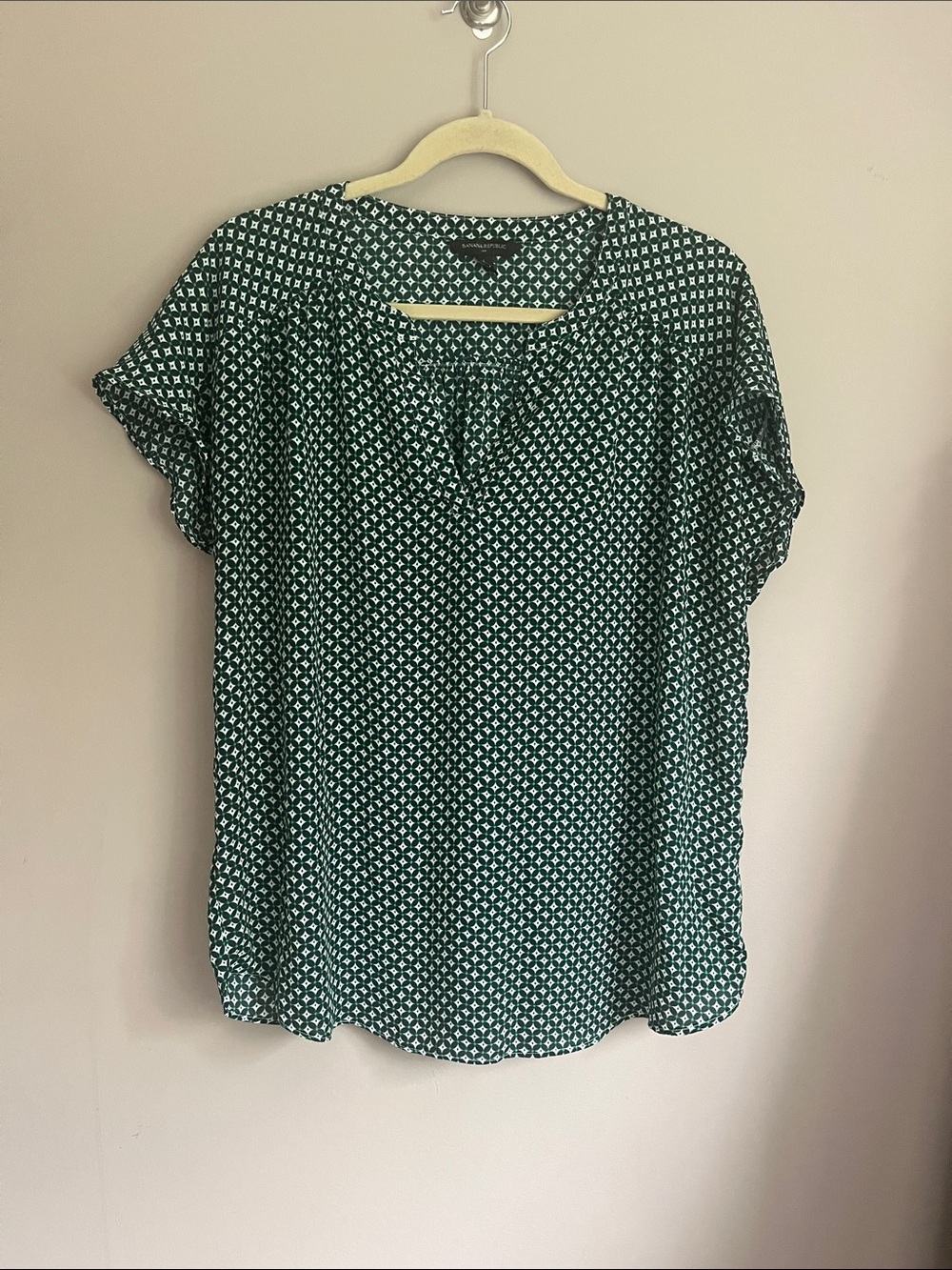 Banana Republic green/navy geometric short cap sleeve split-neck blouse large